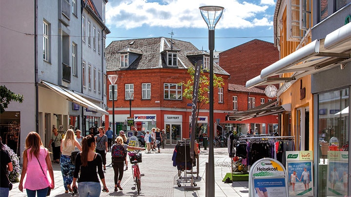 Ulica w Couvin, w Belgii, dobrze oświetlona za pomocą Philips Metronomis LED
