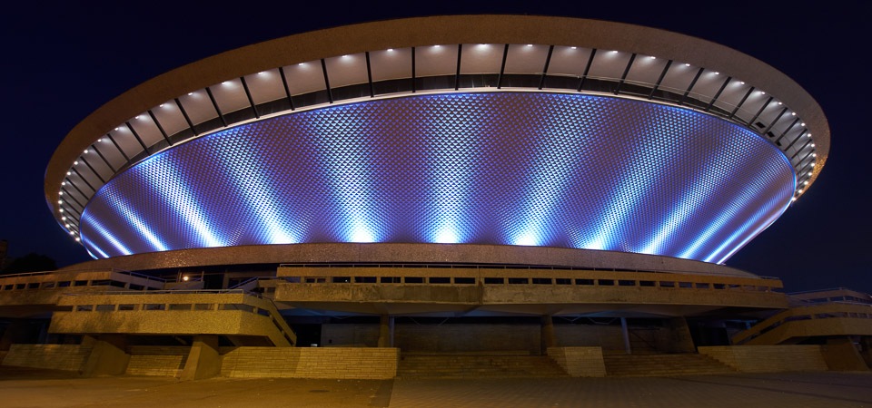 Budynek biurowy oświetlony lampami LED