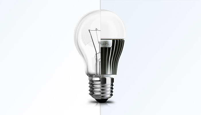 Obraz przedstawiający żarówkę LED i konwencjonalną połączoną w jedną
