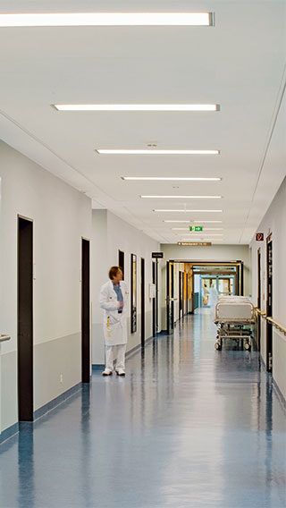 Oświetlenie korytarzy w szpitalu Asklepios Klinik w dzielnicy Barmbek, Hamburg, Niemcy; oświetlenie marki Philips Lighting