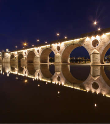 Most w Badajoz w Hiszpanii pięknie oświetlony lampami zewnętrznymi firmy Philips 