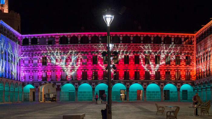 Najnowocześniejsze dynamiczne oświetlenie powoduje, że budynki w hiszpańskim mieści Badajoz wyróżniają się 