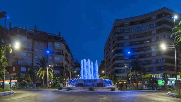 Plac z fontanną podświetlaną przez firmę Philips Lighting w ramach projektu Bastions of Light