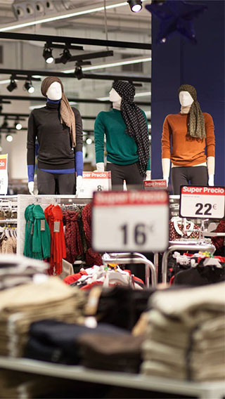 Właściwe oświetlenie odzieży w sklepie Carrefour w Santiago przyciąga klientów