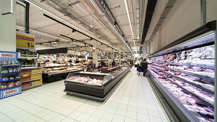 Klienci mogą ocenić świeżość mięs i ryb w sklepie Carrefour w Santiago na podstawie ich wyglądu