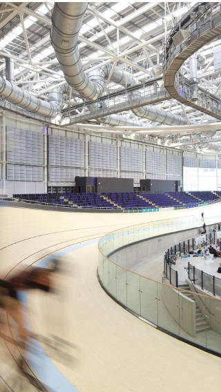 Kolarze w hali Emirates Arena w Wielkiej Brytanii oświetlonej za pomocą rozwiązania oświetlenia obiektów sportowych Philips