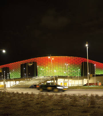 Fasada o zmieniających się kolorach stadionu Friends Arena w Szwecji 
