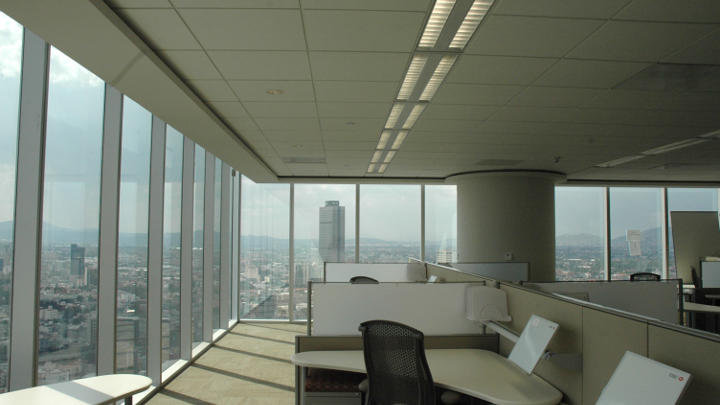 Miejsca pracy w biurowcu HSBC Tower z widokiem na zewnątrz w oświetleniu firmy Philips
