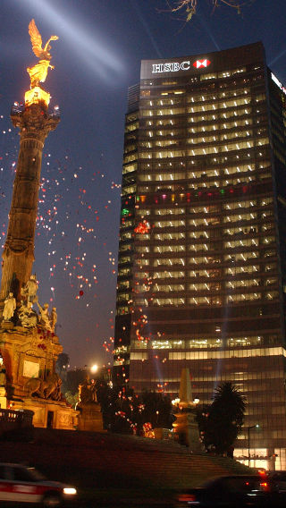 Nocny widok z zewnątrz biurowca HSBC Tower w oświetleniu firmy Philips