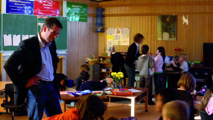 Nauczyciel i uczniowie w szkole In der Alten Frost; oświetlenie marki Philips przeznaczone do szkół