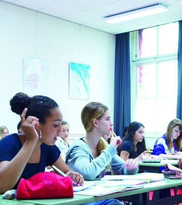 Uczniowie pracujący przy energooszczędnym oświetleniu Philips SchoolVision w szkole Jan van Brabant College w Holandii
