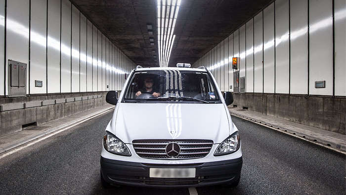 Samochód jadący w tunelu Meir 
