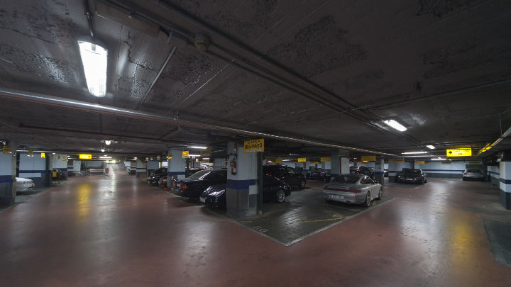 Samochody zaparkowane w oświetleniu marki Philips na parkingu hotelu sieci NH Hoteles