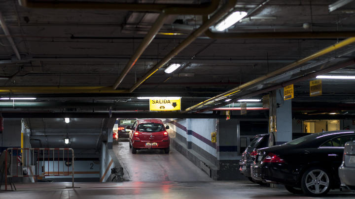  Samochód opuszcza parking hotelu NH, w którym zainstalowano energooszczędne oświetlenie LED marki Philips 
