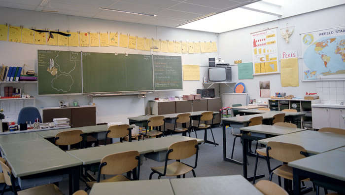 Sala lekcyjna w szkole podstawowej z zainstalowanym energooszczędnym oświetleniem marki Philips
