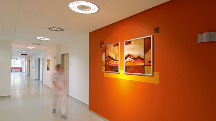 Pielęgniarka idąca korytarzem kliniki psychiatrii; oświetlenie marki Philips