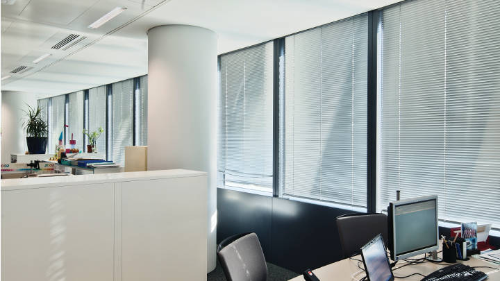 Oświetlenie biurowe firmy Philips zamontowane na suficie biura w budynku Tour Sequana 