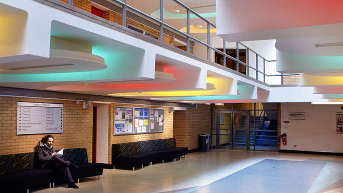 Foyer Uniwersytetu w Surrey. Uwagę przykuwa energooszczędne oświetlenie Philips Lighting
