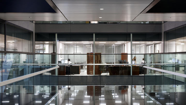 Widok z zewnątrz biur Citi w Londynie w oświetleniu biur firmy Philips