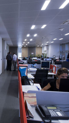 Efektywna praca przy energooszczędnym oświetleniu LED firmy Philips w E.ON, Spain