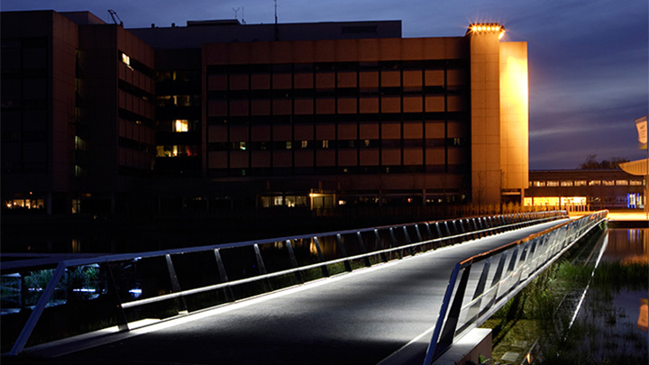 Most w ośrodku High Tech Campus wspaniale oświetlony nocą lampami zewnętrznymi Philips 