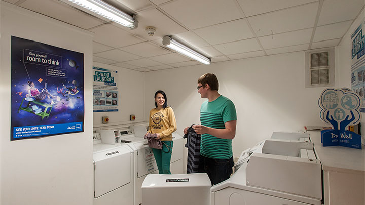 Studenci robiący pranie w pralni w akademiku należącym do firmy Unite