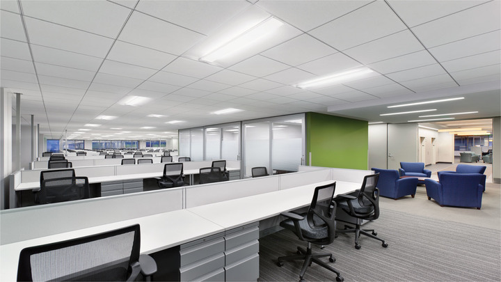 Urządzenia Philips UV-C umożliwiają dezynfekcję pomieszczeń biurowych, sal konferencyjnych, przestrzeni wspólnych i korytarzy, co znacząco zwiększa bezpieczeństwo pracowników, poprawia ich komfort i pozwala łatwiej wrócić do pracy w odpowiednich warunkach.