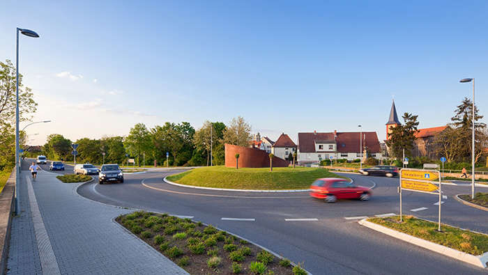 Samochody wjeżdżające na parking