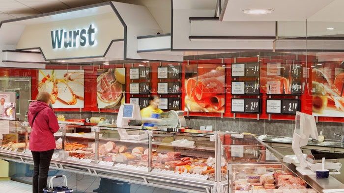 Dział mięsny w supermarkecie Edeka oświetlony za pomocą produktów LuxSpace Accent Rose LED marki Philips