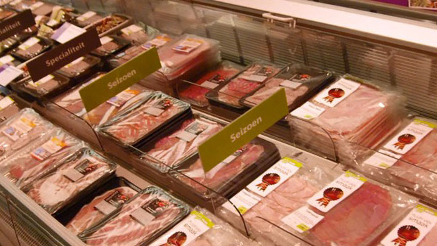 Produkty marki Philips oświetlające krojone mięso znajdujące się na ekspozycji  