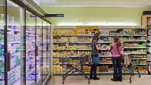 Klientki sklepu Kaiser Tengelmann Oberhausen; oświetlenie marki Philips Lighting, przyjazne środowisko w wiedeńskim supermarkecie Spar w Austrii