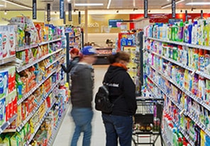 Klienci oglądają produkty oświetlone za pomocą oświetlenia LED marki Philips Lighting 