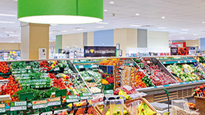 Owoce w supermarkecie EDEKA w Glückstadt, Niemcy; oświetlenie marki Philips Lighting, klientki sklepu Kaiser Tengelmann Oberhausen; oświetlenie marki Philips Lighting, przyjazne środowisko w wiedeńskim supermarkecie Spar w Austrii