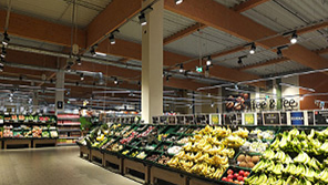 Owoce w sklepie Edeka Burgwedel w Niemczech oświetlone za pomocą opraw oświetleniowych LED marki Philips 