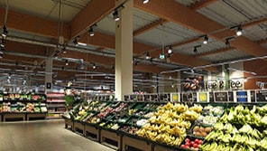 Owoce w sklepie Edeka Burgwedel w Niemczech oświetlone za pomocą opraw oświetleniowych LED marki Philips 