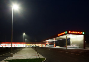 Zewnętrzny parking w Eurospar, w Wiedniu w Austrii oświetlony oświetleniem Philips LED 