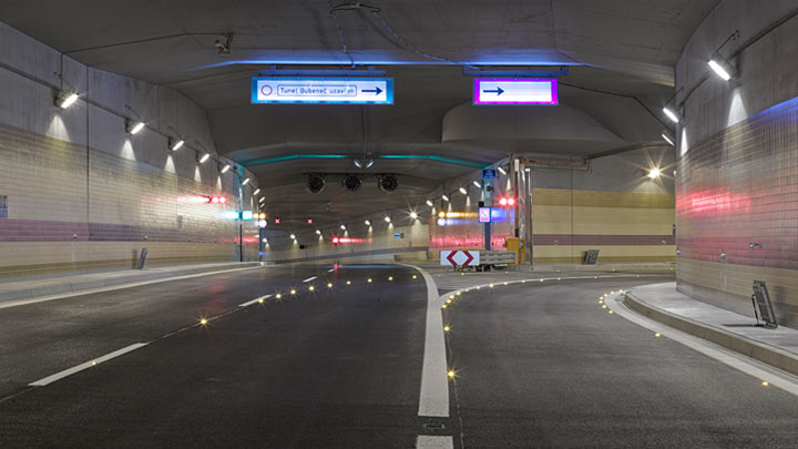 Oświetlenie prowadzące marki Philips Lighting bezpiecznie prowadzi kierowców do tunelu w Saltash 