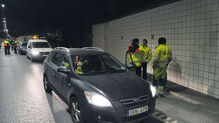 Konserwatorzy pracują w Lundbytunnel z oświetleniem Philips