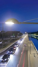 Ulica oświetlona za pomocą oprawy dającej białe światło Philips