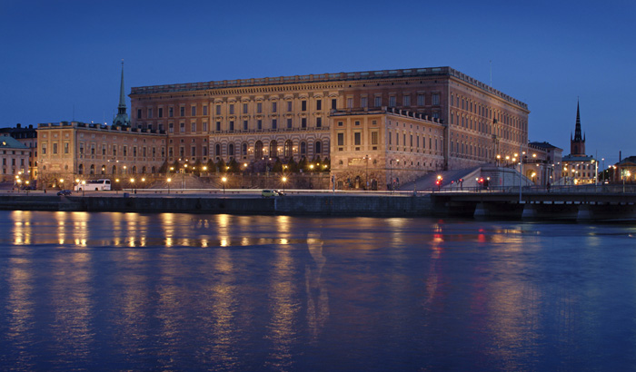 System oświetlenia dużych przestrzeni białym światłem podkreśla elementy dekoracyjne Zamku Królewskiego w Sztokholmie, w Szwecji.