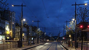 Philips CosmoPolis efektywnie oświetla przystanek tramwajowy