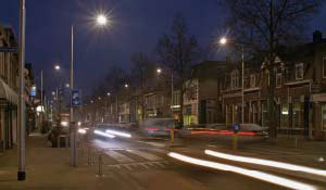 Ruchliwa ulica w dzielnicy mieszkalnej oświetlona lampami Philips