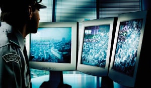 Policjant ogląda nagrania z kamer monitoringu 