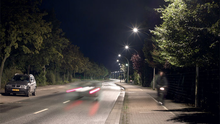 Białe światło Philips efektywnie oświetla ulicę