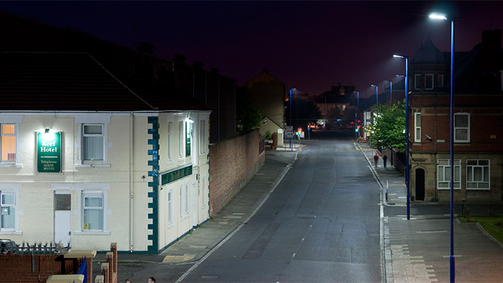Ulica oświetlona za pomocą białego światła Philips, zapewniającego mieszkańcom poczucie bezpieczeństwa 