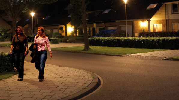 Dwie kobiety spacerują ulicą oświetloną białym światłem Philips
