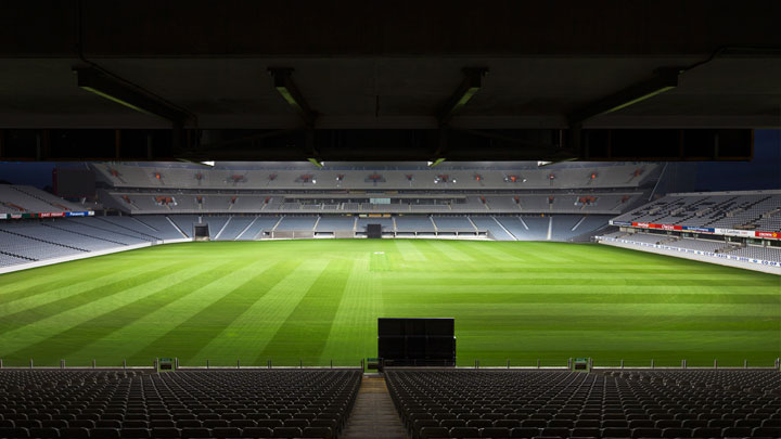 Odkryty stadion sportowy; oświetlenie marki Philips Lighting do obiektów sportowych