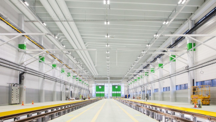 Magazyn wspaniale oświetlony za pomocą dynamicznego oświetlenia Philips 