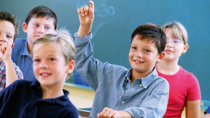 Dzieci w klasie wspaniale oświetlonej za pomocą dynamicznego oświetlenia Philips 