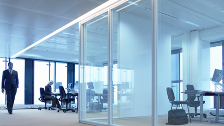 Biuro z dynamicznym oświetleniem, które przystosowuje się w zależności od ilości dostępnego światła dziennego 